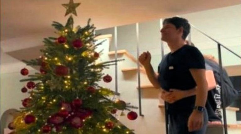 Σάκης Ρουβάς: Χριστουγεννιάτικο δένδρο υπερπαραγωγή στο σπίτι στο Νέο Βουτζά (φωτό+βίντεο)