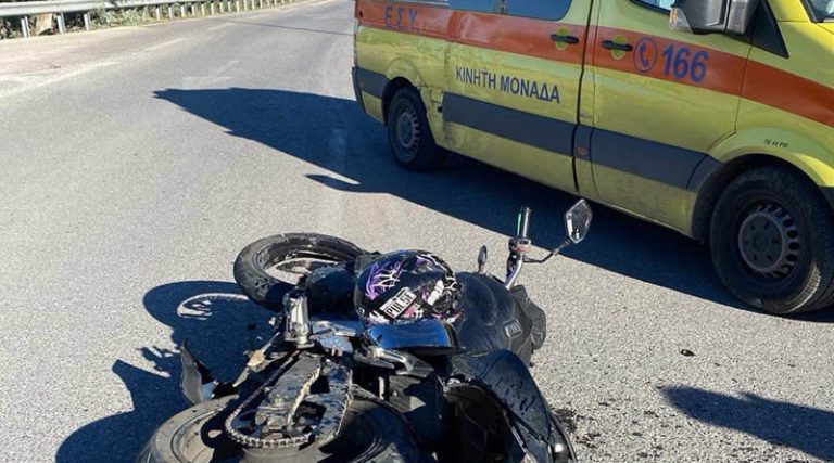 Μηχανή συγκρούστηκε με αυτοκίνητο στη Λεωφόρο Σπάτων-Αρτέμιδας