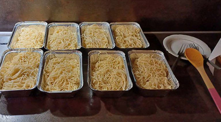 Μαθητές στις Αχαρνές μαγείρεψαν και μοίρασαν φαγητό σε άστεγους και άπορους