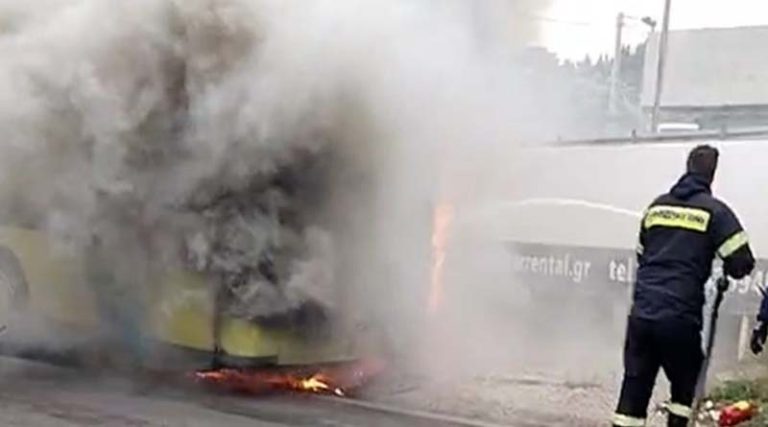 Κορωπί: Λεωφορείο τυλίγεται στις φλόγες στη Λ. Λαυρίου (βίντεο-σοκ)