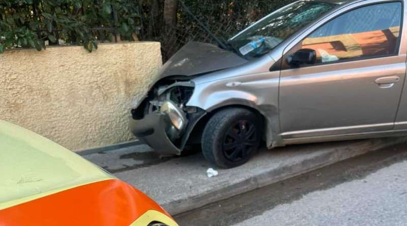 Αυτοκίνητο έπεσε πάνω σε μάντρα στην Αρτέμιδα (φωτό)