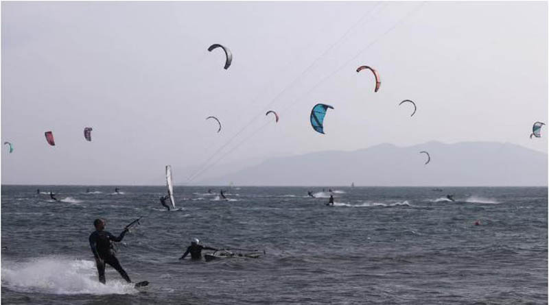 Λαχτάρα με χειριστή kite surf στην Αρτέμιδα