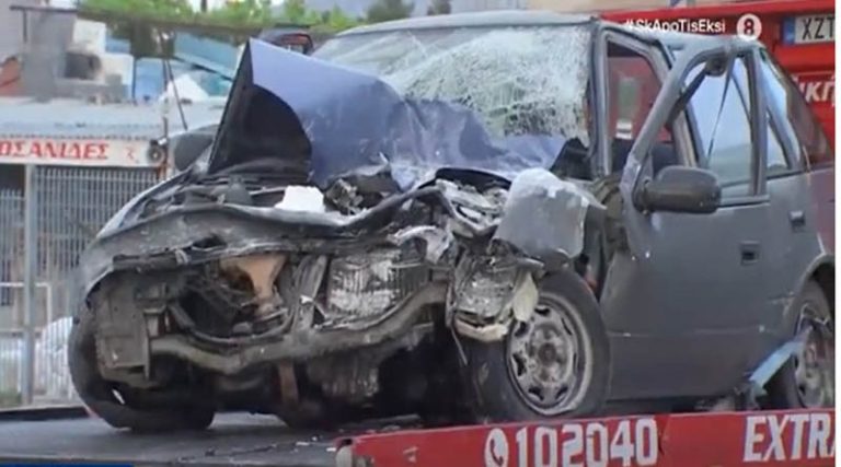 Αχαρνές: Αυτοκίνητο «καρφώθηκε» σε τοίχο ψητοπωλείου (βίντεο)