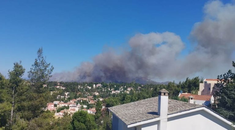 Φωτιά στη Σταμάτα κοντά σε σπίτια – Εκκενώνονται Αμυγδαλέζα, Γαλήνη και Ροδόπολη, «112» για καπνούς στον Διόνυσο