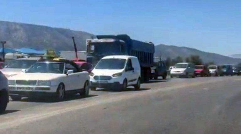 Βίντεο από το μποτιλιάρισμα στη Βάρης-Κορωπίου – Κλειστή η έξοδος της Αττικής Οδού προς Κορωπί