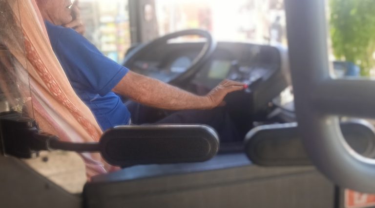 Καταγγελία! Οδηγός λεωφορείου κάπνιζε στη διαδρομή για Βραυρώνα (φωτό)