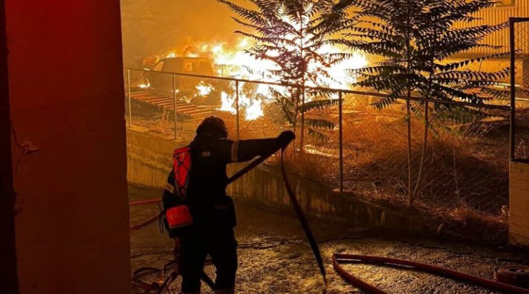Αχαρνές: Ολονύκτια μάχη με τις φλόγες στη λεωφόρο Καραμανλή
