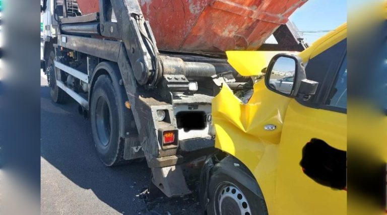 Κορωπί: Αυτοκίνητο “καρφώθηκε” σε φορτηγό στην Αττική Οδό